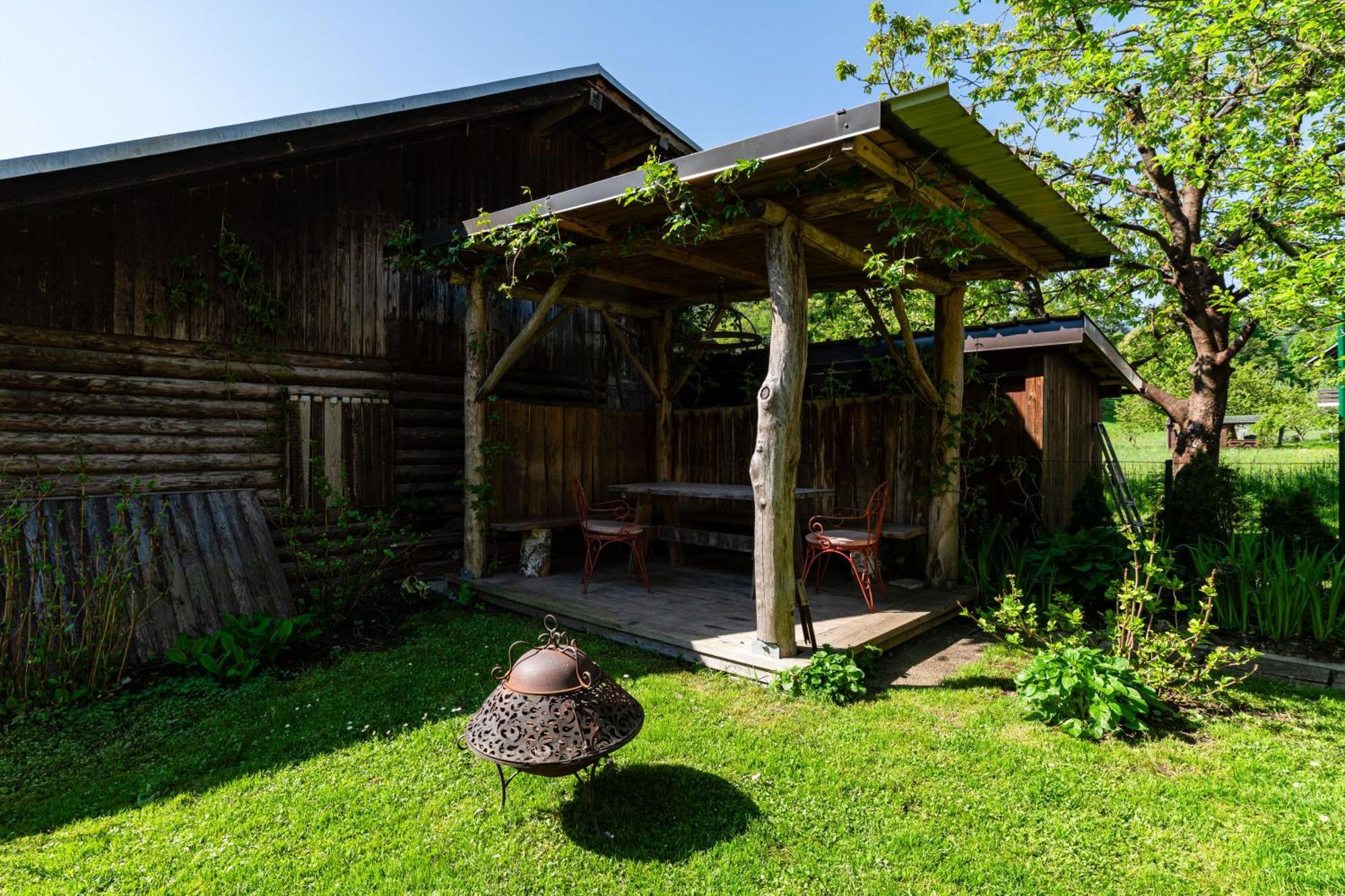 House, Garden And A Green Cat Bled Exterior foto