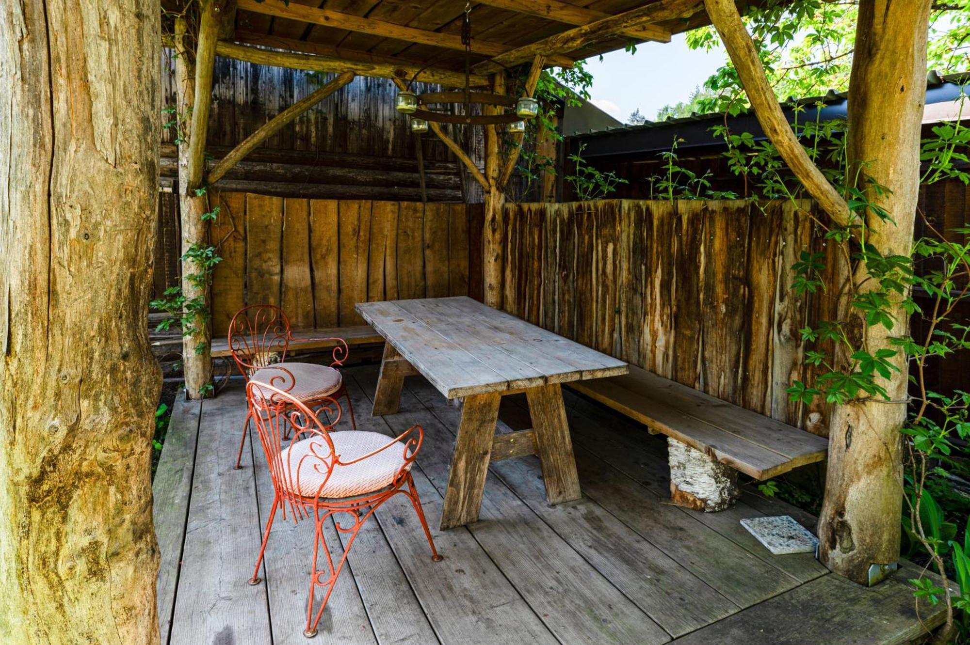 House, Garden And A Green Cat Bled Exterior foto